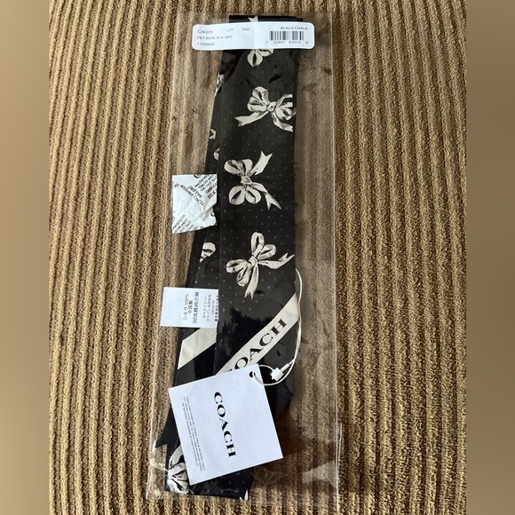 Coach Petite Bow Print Silk Skinny Scarf nwt in packaging - Picture 2 of 3